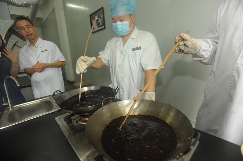 制作黑膏藥貼的粘劑是什么?